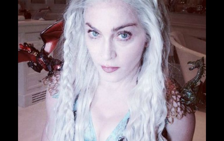 La cantante aparece caracterizada como Daenerys Targaryen. Tomada de @Madonna ESPECIAL /