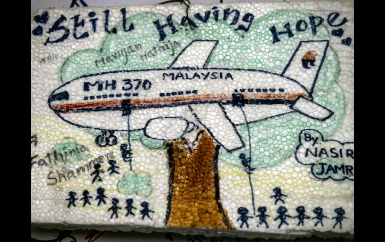 Mensaje de apoyo a los pasajeros del avión desaparecido de  Malaysian Airlinesen en el aeropuerto de Kuala Lumpur. EFE /