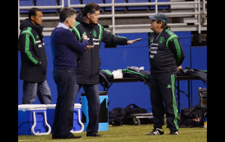 Iñárritu, Pelaez y Herrera consiguieron cambios importantes para que no se cansen los jugadores. MEXSPORT /