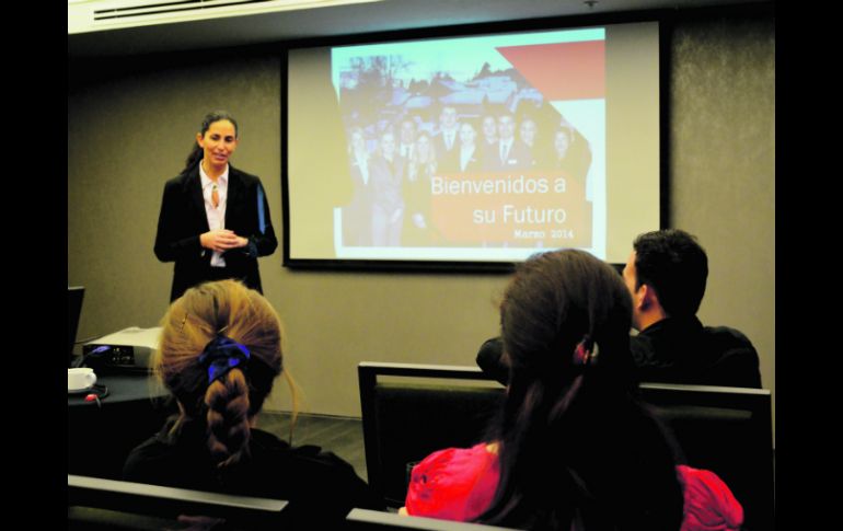 Natalia Bertrán, directora de admisiones, entabló diálogo con 20 estudiantes  tapatíos interesados en estudiar fuera de México.  /
