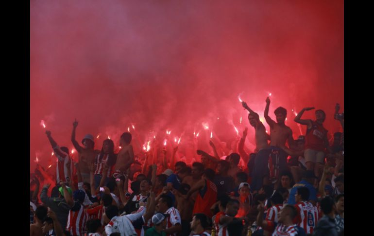 La porra de las Chivas ingresó al Jalisco con bengalas que fueron encendidas en la parte alta del estadio.  /
