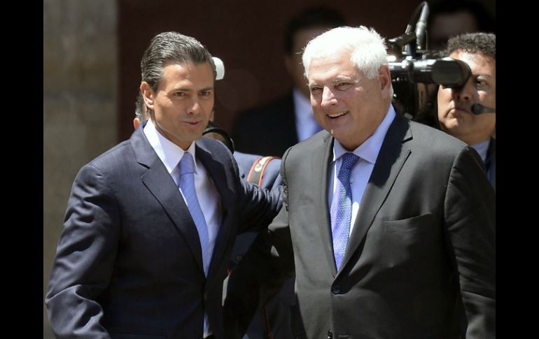 El Presidente Peña Nieto (i) se reúne con su homólogo panameño, Ricardo Martinelli (d). AFP /