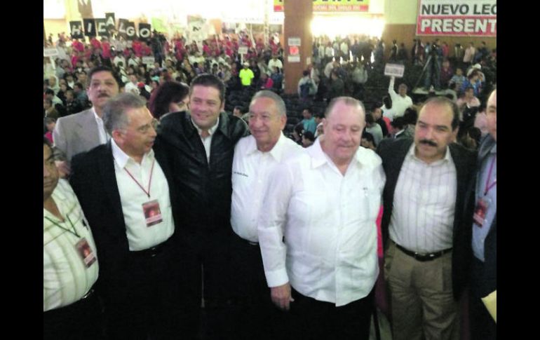Alfredo el 'Güero' Barba (tercero de derecha a izquierda), junto con líderes de la CROC reunidos en el Estado de México. ESPECIAL /
