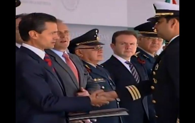 Enrique Peña Nieto encabeza la entrega de menciones honoríficas a las unidades de la Armada, Ejército y Fuerza Aérea. ESPECIAL /