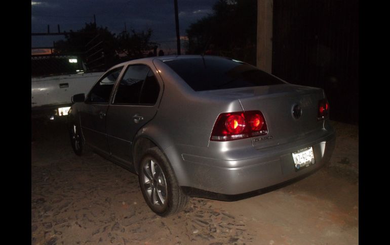 Los policías emprendieron una persecución en busca del Jetta gris, el auto en el que escapaban los delincuentes y termina estrellado.  /