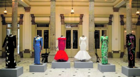 La muestra está compuesta por seis de los más de 200 vestidos de los que consta su colección.  /