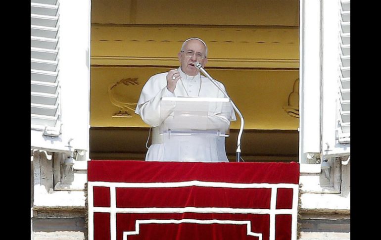 El Papa Francisco preside el rezo del Angelus ante miles de personas congregadas en la Plaza de San Pedro del Vaticano. EFE /