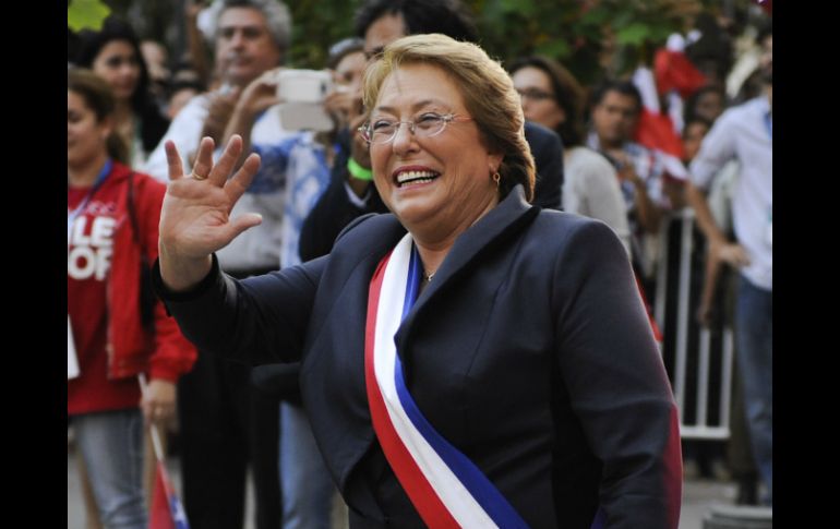 Bachelet también anunció una rebaja en el impuesto sobre la renta. ARCHIVO /