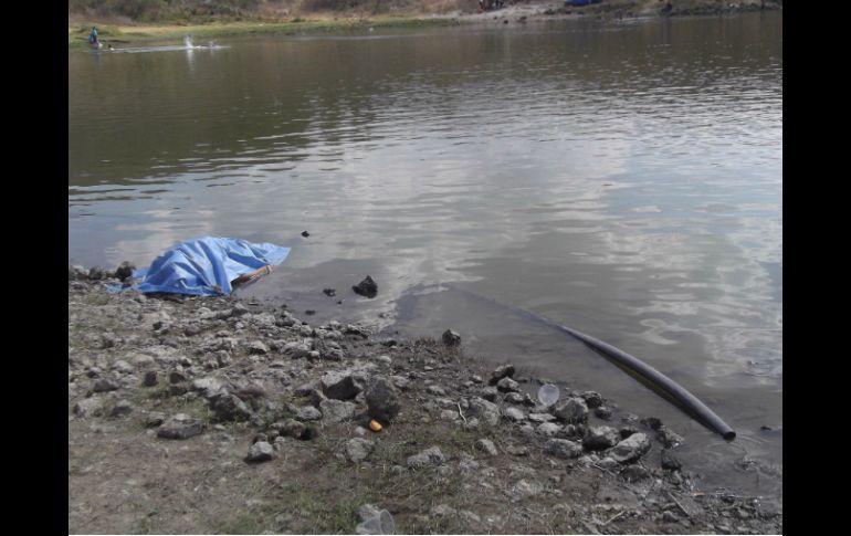 El cuerpo fue encontrado tres metros bajo el agua, por buzos del Cuerpo de Bomberos municipal.  /