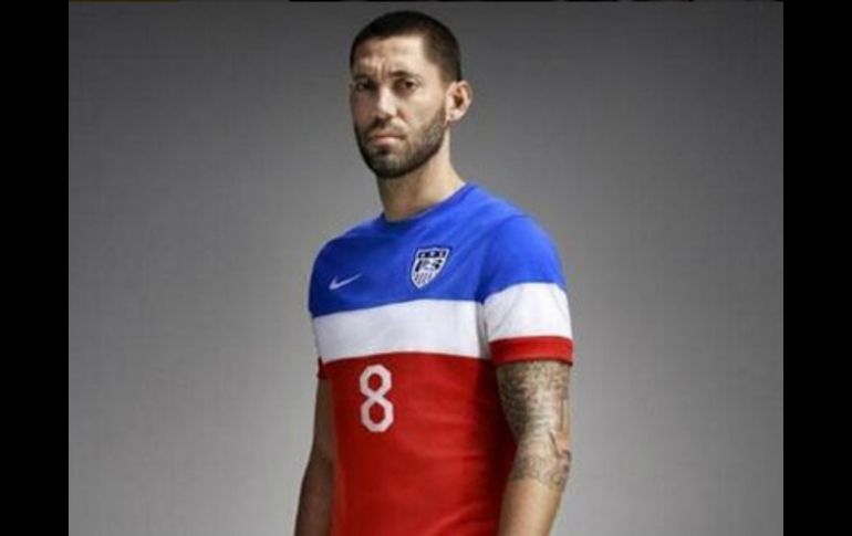 Dempsey, capitán de los Estados Unidos, modela la nueva casaca. Twitter: @MLS. ESPECIAL /