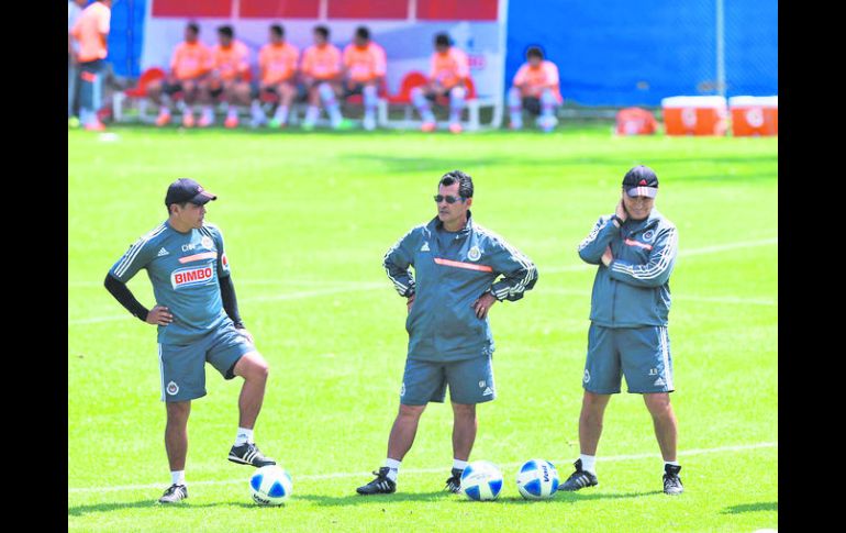 Premonición. 'Chima' Ruiz, Guillermo 'Platanito' Hernández y José Luis 'Güero' Real encabezaron el entrenamiento de ayer.  /