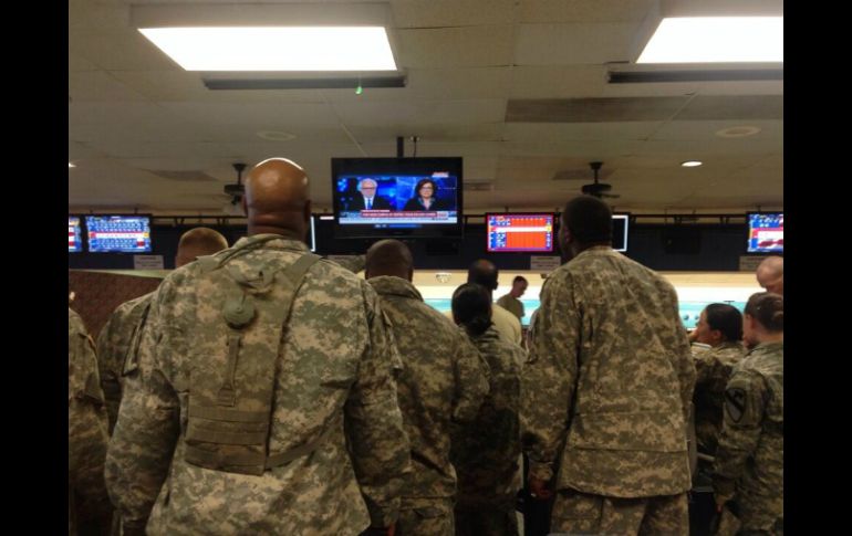 Militares en la base militar Irwin observan las noticias sobre el tiroteo en Fort Hood. TOMADA DE @dongomezjr  /