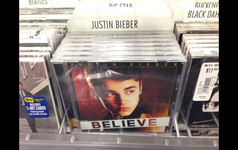 Tiendas como Best Buy, Wal-Mart y Target, fueron blanco del músico en el Día de los Inocentes, al plantar discos falsos de Bieber. AP /