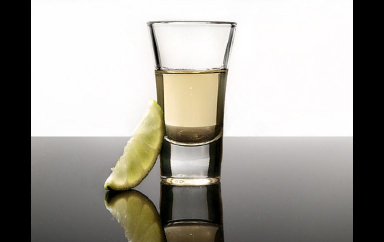 El buen tequila se toma solo, puede acompañarlo con sal y limón. ARCHIVO /