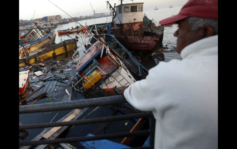Vista de barcos afectados en el puerto artesanal de pescadores de la localidad de Iquique tras el terremoto de 8.2 grados. EFE /