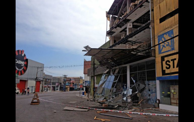 Vista de los restos de un edificio comercial derrumbado por los efectos del terremoto. AFP /