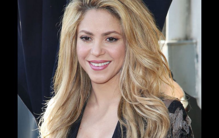 A través de su cuenta en Facebook, Shakira aclara rumores sobre la relación que mantiene con el jugador español. EFE /