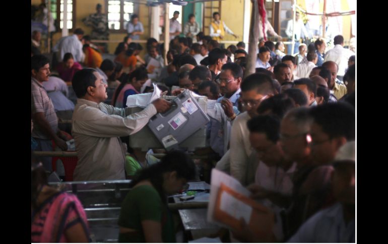Oficiales de elección reciben sistemas electrónicos de votación para los comicios que comenzarán mañana. AP /