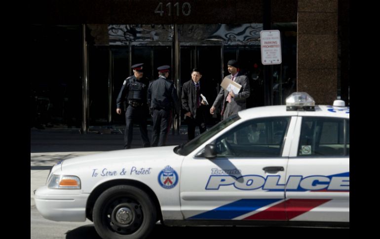 Elementos de la policía de Toronto acuden a las oficinas donde ocurrió el incidente. AP /