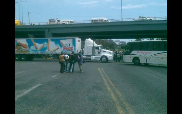 Estudiantes normalistas fueron embestidos por una camioneta mientras realizaban un bloqueo en la salida a Salamanca. TOMADA DE @MarmorV  /