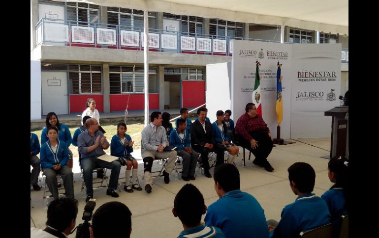 Autoridades asisten a la inauguración de la secundaria número 80, Griselda Álvarez Ponce de León, en Tlajomulco.  /