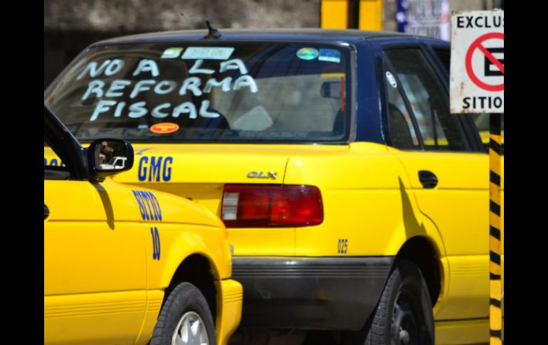 Taxistas dicen que no tienen la tecnología ni capacitación para cumplir con los requerimientos fiscales. ARCHIVO /