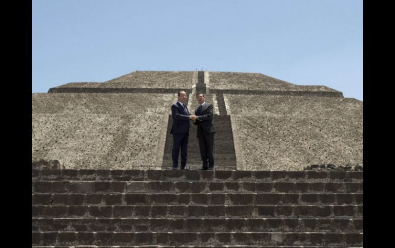 Como hace medio siglo lo hicieron Adolfo López Mateos y Charles De Gaulle, Enrique Peña Nieto y Francois Hollande visitan Teotihuacán. AFP /
