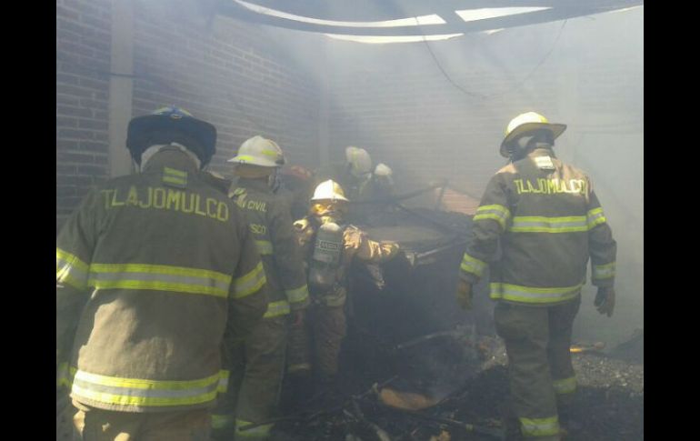 En colaboración con Protección Civil de El Salto y del Estado los tragahumos controlaron el incendio. ESPECIAL /
