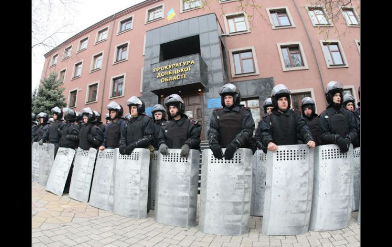 Policías protegen la oficina del fiscal regional de Ucrania, luego de que los prorrusos intentaron tomarla. AFP /