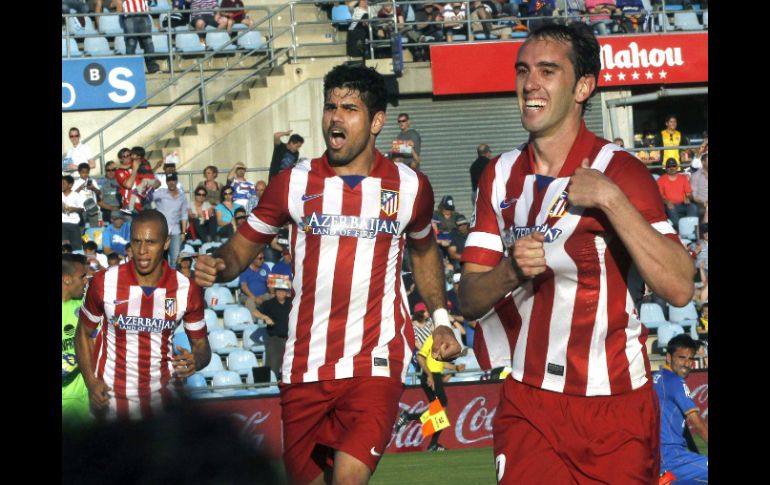 Diego Godín y Diego Costa celebran el triunfo de los Indios al vencer a los Azulones y avanzar en la Liga. EFE /