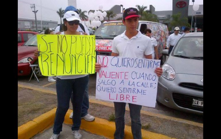 Jóvenes con vestimentas blancas piden más seguridad para su entidad. TOMADA DE @mellamancalle1  /