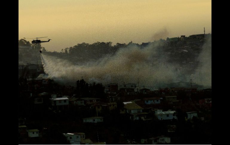 Los brigdistas siguen trabajando para poder controlar el fuego en algunas zonas de Valparaíso. AFP /