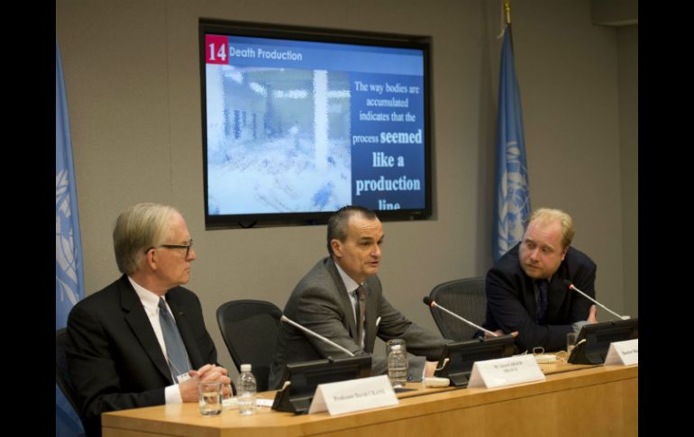 El embajador francés, Gerard Araud (c) muestra las imágenes ante el Consejo de Seguridad de la ONU. AFP /