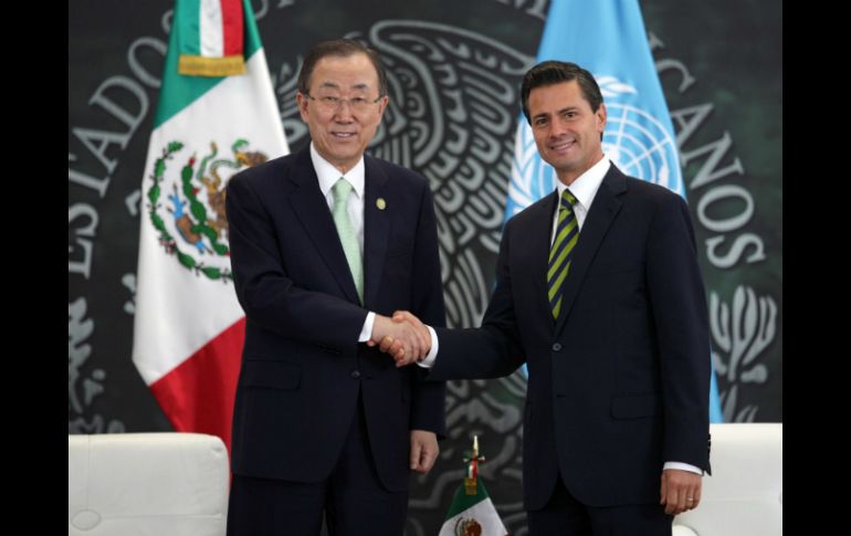 Ban Ki-moon (i) es recibido por el Presidente Enrique Peña Nieto (d) en la residencia oficial de Los Pinos. NTX /