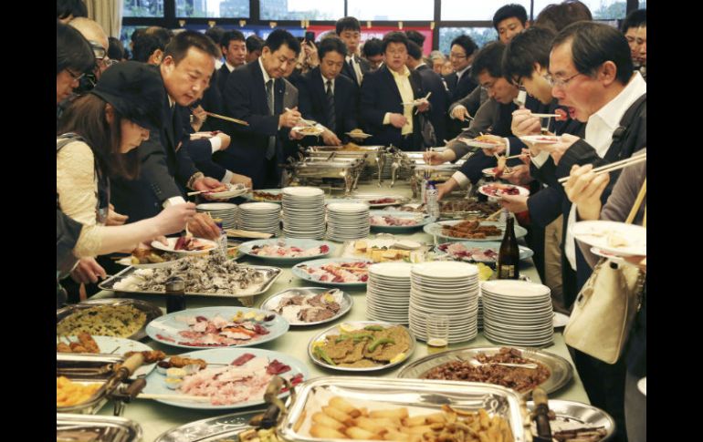 Platos elaborados con carne de ballena fueron servidos en la reunión cerca del Parlamento japonés, lo que atrajo muchos participantes. AP /