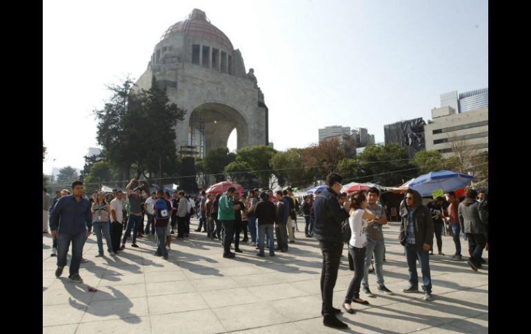 Habitantes de la Ciudad de México permanecen en lugares abiertos después del movimiento sísmico de siete grados. EFE /