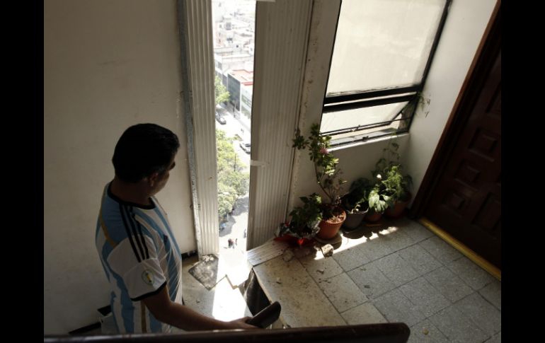 Un hombre muestra la separación del edificio donde vive en la Ciudad de México, a causa del sismo de siete grados. EFE /