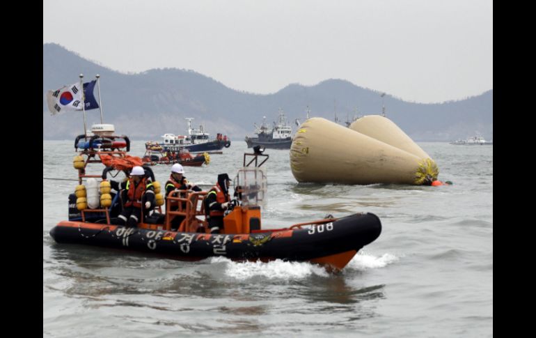 Las grandes olas han dificultado las operaciones con las que se intenta rescatar a casi 300 pasajeros. AP /