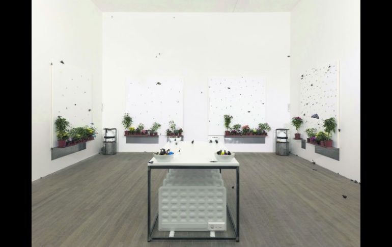 En la exposición ''In and Out of Love'', Damien Hirst mantuvo cautivas a cientos de mariposas para que revoloteaban en la sala.  /