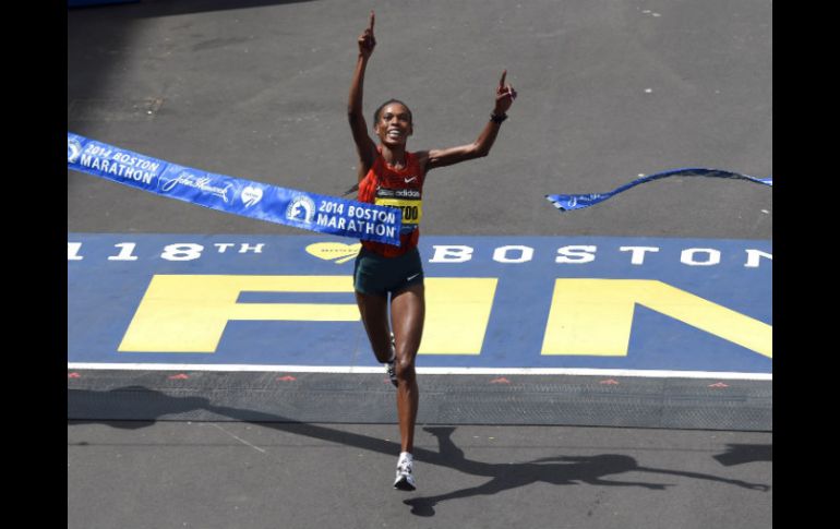 La keniana Rita Jeptoo es la séptima corredora que conquista esta prueba tres veces. AFP /