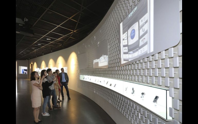 En el museo se muestra algunos de sus últimos productos y prototipos de la empresa surcoreana. EFE /