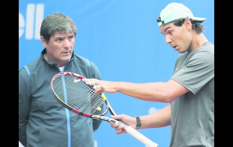 Nadal consulta un tiro con su entrenador, y tío, Tony Nadal, durante la práctica previa a su participación en el Torneo Conde de Godó. EFE /