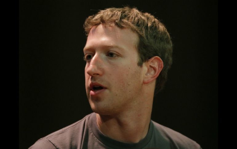 El caso más sonado ha sido el de Mark Zuckerberg, cuando en 2013 el CEO decidió cobrar solamente un dólar por su trabajo. ARCHIVO /