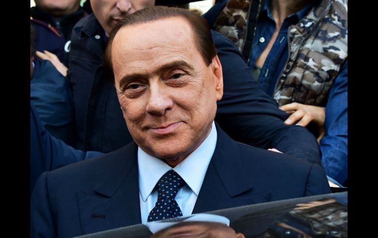 Berlusconi sale de la oficina judicial de Milán, donde firmó el documento que recoge las medidas en su contra. AFP /