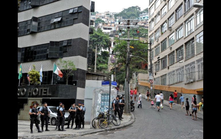 Un grupo de policías militarizados montan guardia a la entrada de una de las favelas en Brasil. AFP /