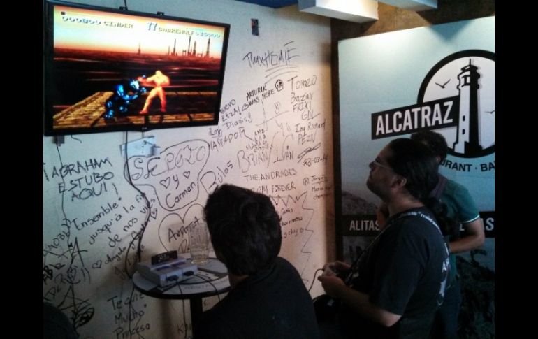 Videojugadores de distintos puntos de la metrópoli se congregaron en el Bar Alcatraz.  /