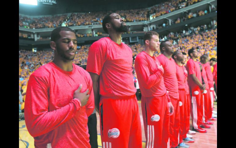 Los jugadores de los Clippers calentaron en la previa y cantaron el himno con sus camisetas al revés como símbolo de protesta. AP /