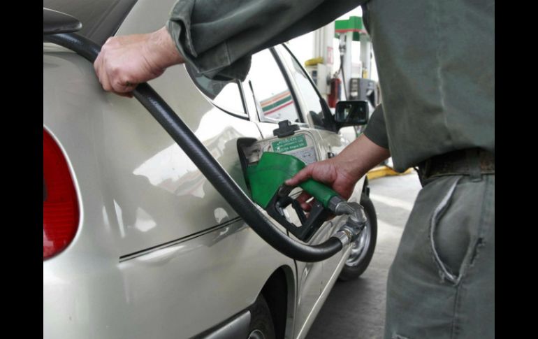 En 2013, el subsidio a las gasolinas y el diesel sumó 105 mil 287.5 millones de pesos. ARCHIVO /