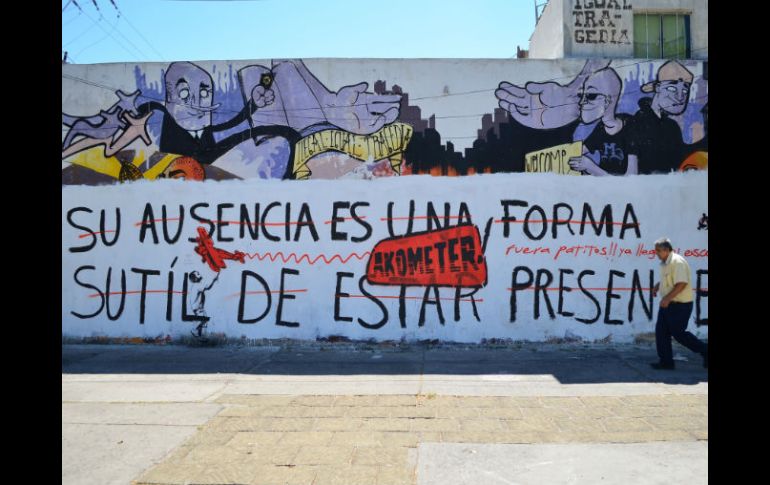 Una barda muestra tres intervenciones, las secuelas del desencuentro entre grafitteros y el colectivo Acción Poética.  /