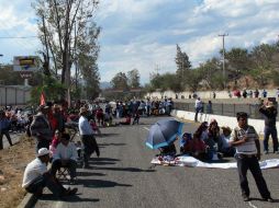 Luego de media hora de bloqueo, los manifestantes se retiran de la autopista. ARCHIVO /